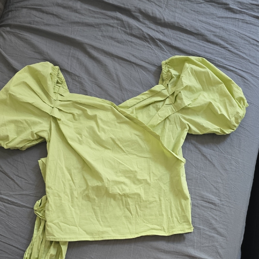 Bundle: DO+BE Light Green Puff Sleeve Blouse & IRIS Blk Puff Short Sleeve Top